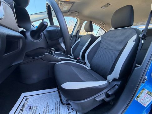 Used 2021 Nissan Versa SV image 6