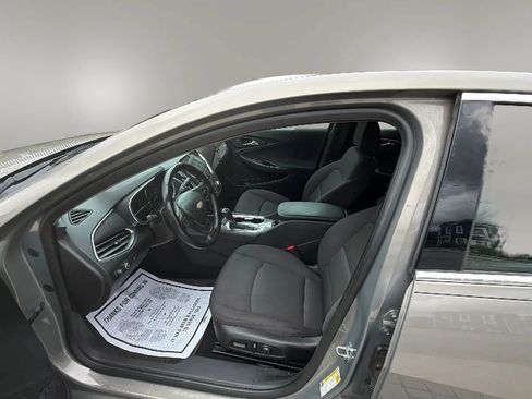 Used 2017 Chevrolet Malibu LT FWD image 2