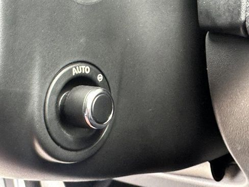 Used 2021 Land Rover Range Rover Velar R-Dynamic S image 23