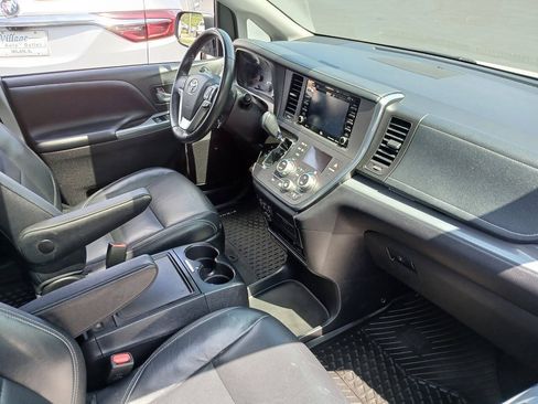 Used 2019 Toyota Sienna SE FWD image 13