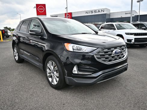 Used 2019 Ford Edge Titanium w/ Cold Weather Package AWD/4WD image 2