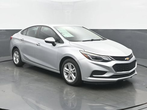 Used 2018 Chevrolet Cruze LT w/ Convenience Package FWD image 7