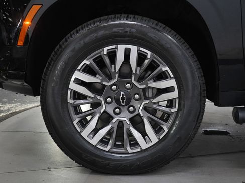 Used 2025 Chevrolet Suburban Z71 AWD/4WD image 29