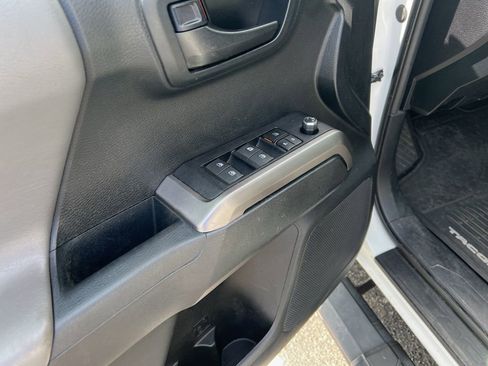 Used 2017 Toyota Tacoma SR5 image 19