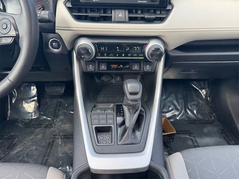 Used 2022 Toyota RAV4 XLE w/ Convenience Package image 11
