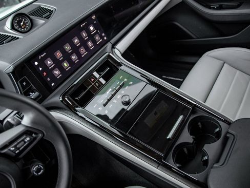 Certified 2025 Porsche Panamera 4 image 30