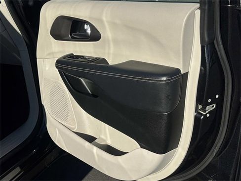 Used 2023 Chrysler Pacifica Touring-L image 33