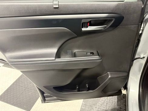 Used 2025 Toyota Highlander Platinum image 18