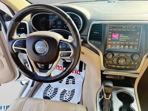 Used 2017 Jeep Grand Cherokee Overland AWD/4WD image 12