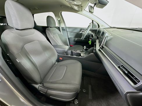 Used 2025 Kia Sportage LX image 28