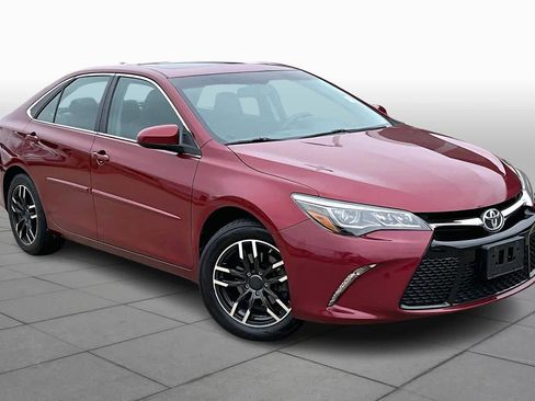 Used 2016 Toyota Camry XSE image 3