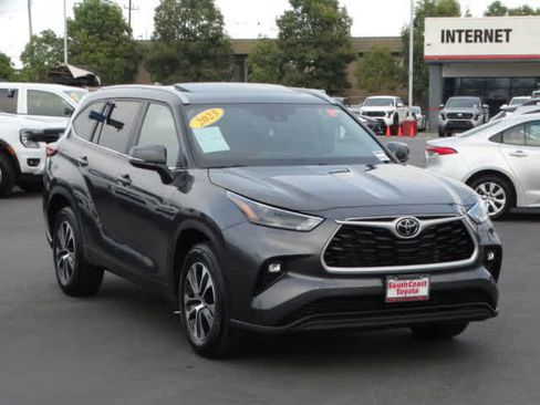 Used 2023 Toyota Highlander XLE image 2