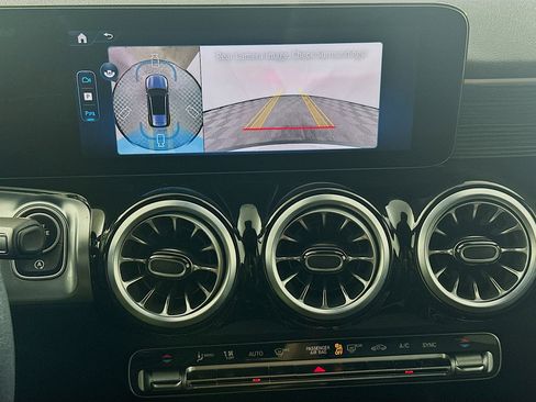 Used 2025 Mercedes-Benz GLB 250 image 22