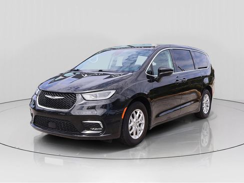 Used 2023 Chrysler Pacifica Touring-L FWD image 3
