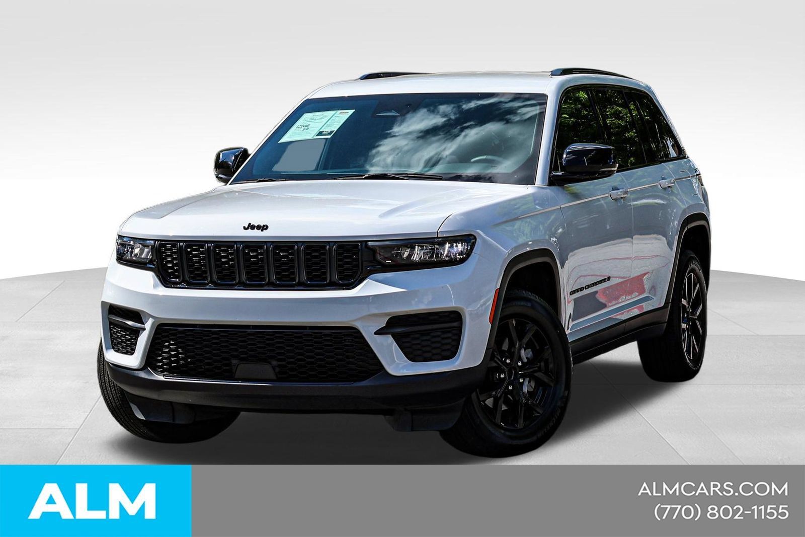 Used 2025 Jeep Grand Cherokee Altitude AWD/4WD image 1