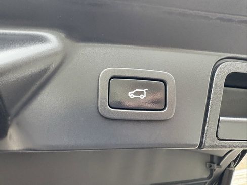 Used 2020 Land Rover Range Rover Velar S image 23