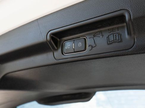 Used 2022 Ford Explorer XLT w/ Equipment Group 202A image 18