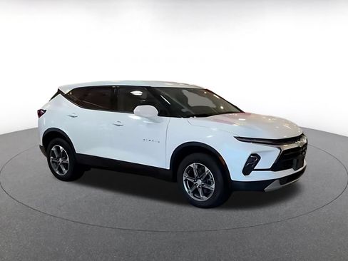 Used 2025 Chevrolet Blazer LT FWD image 2