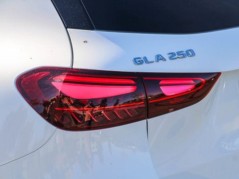 Certified 2025 Mercedes-Benz GLA 250 4MATIC image 11