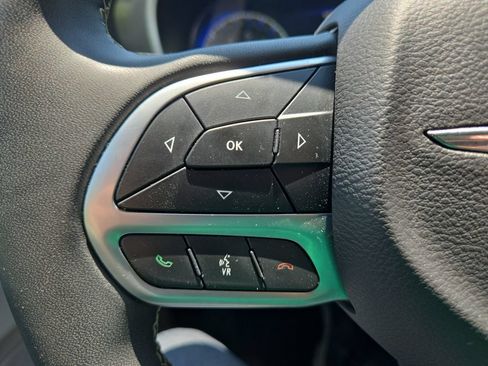 Used 2024 Chrysler Pacifica Touring-L FWD image 17