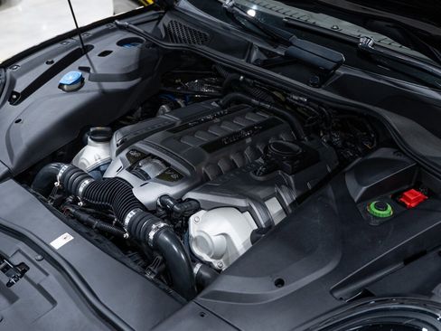 Used 2016 Porsche Cayenne Turbo S w/ Premium Package Plus image 44