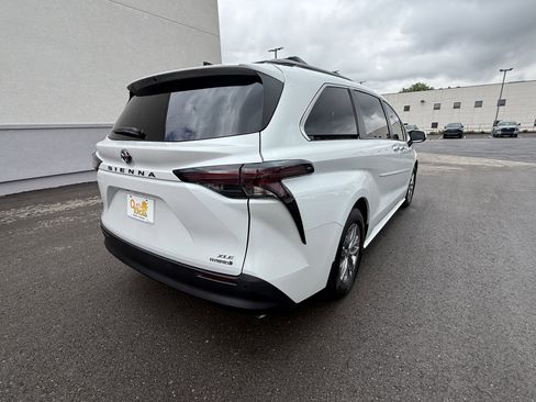 Certified 2023 Toyota Sienna XLE FWD image 3