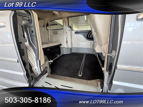 Used 2013 Chrysler Town & Country Limited w/ Luxury Group FWD image 8