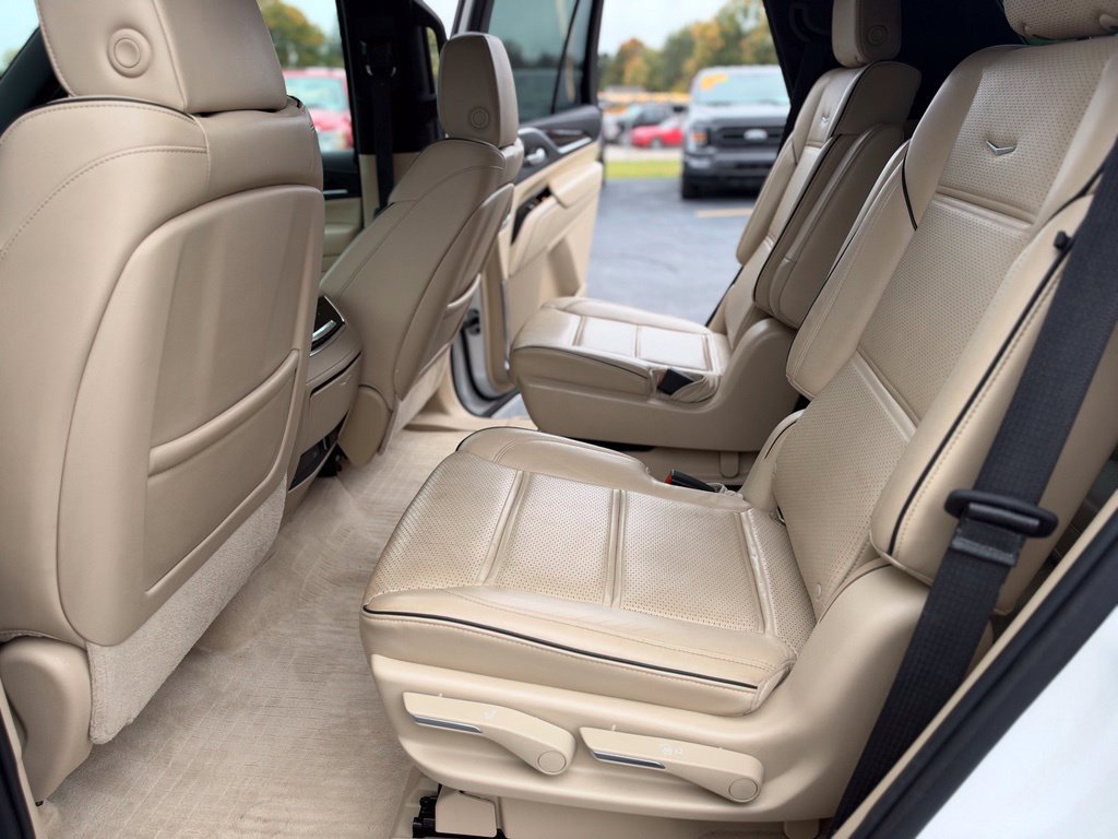 Used 2021 Cadillac Escalade Premium Luxury w/ Performance Package AWD/4WD image 17