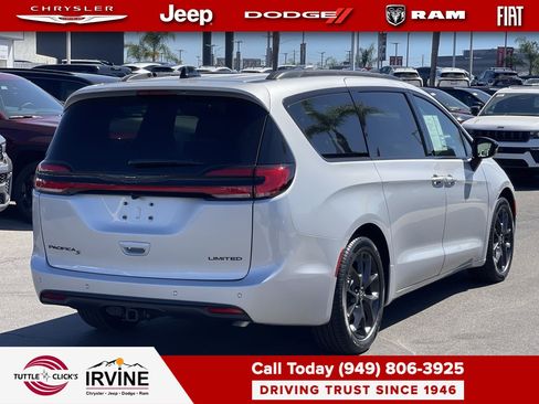 Used 2026 Chrysler Pacifica Limited w/ Uconnect Theater Family Group image 6