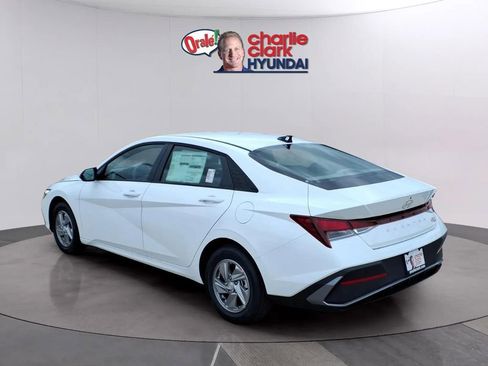 New 2026 Hyundai Elantra SE FWD image 3