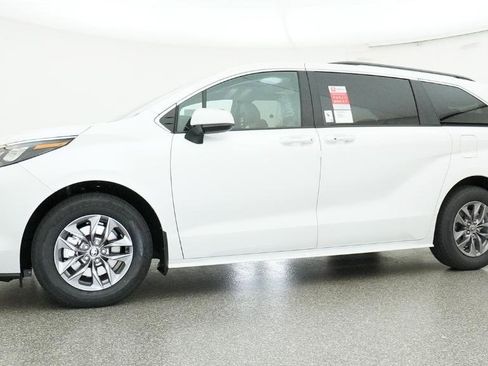 New 2026 Toyota Sienna XLE FWD image 20