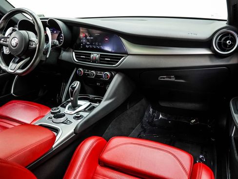Used 2022 Alfa Romeo Giulia Veloce RWD image 21