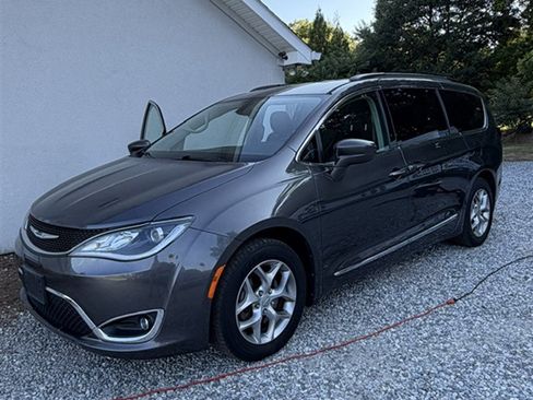 Used 2017 Chrysler Pacifica Touring-L w/ Tire & Wheel Group FWD image 4