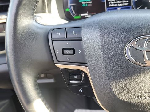 Used 2023 Toyota Crown Limited image 27