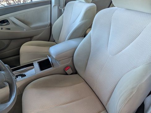 Used 2010 Toyota Camry LE image 7