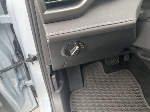 Certified 2025 Volkswagen Taos SE image 17