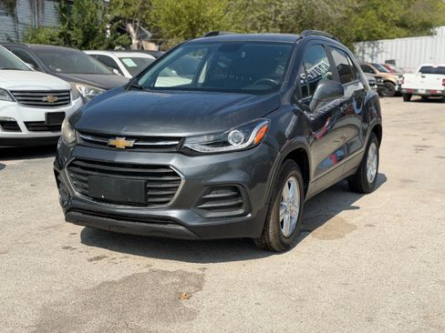 Used 2018 Chevrolet Trax LT w/ LT Convenience Package image 3