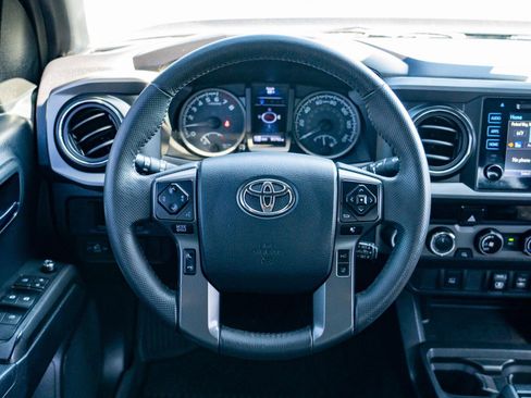 Used 2018 Toyota Tacoma TRD Off-Road AWD/4WD image 15