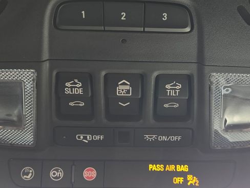 Used 2023 Chevrolet Traverse LT w/ LT Premium Package image 18