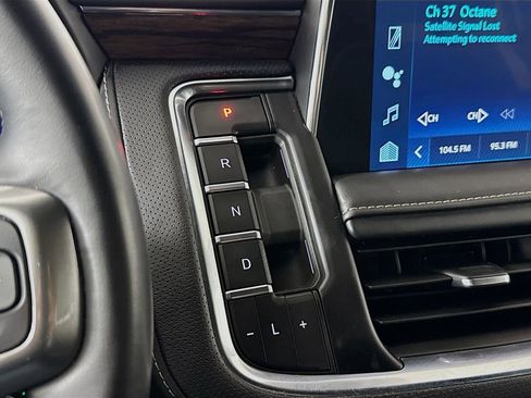 Used 2023 Chevrolet Suburban Premier image 18