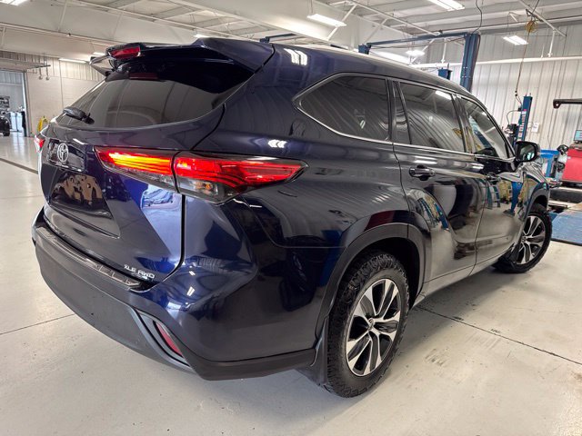 Used 2022 Toyota Highlander XLE AWD/4WD image 18