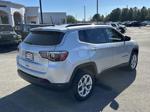 Used 2025 Jeep Compass Latitude image 7