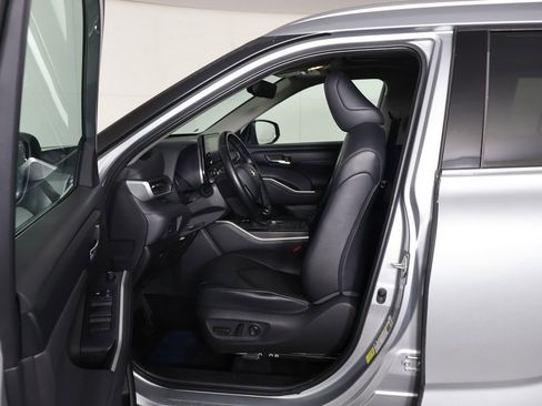 Used 2020 Toyota Highlander XLE image 30