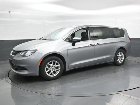 Used 2017 Chrysler Pacifica Touring FWD image 9