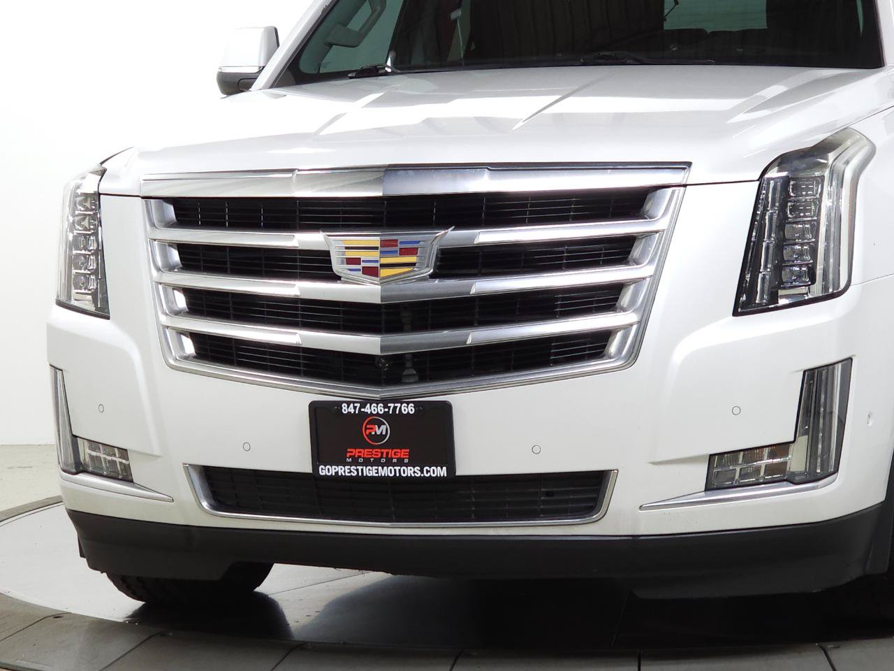 Used 2017 Cadillac Escalade Luxury AWD/4WD image 2