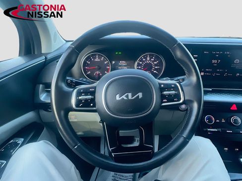 Used 2024 Kia Carnival LX image 14