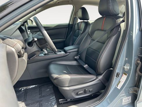 Used 2025 Nissan Sentra SR w/ SR Premium Package FWD image 7