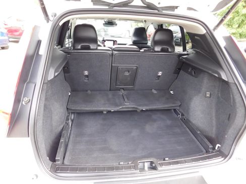 Used 2023 Volvo XC40 B5 Plus w/ Driver Assist Package AWD/4WD image 8