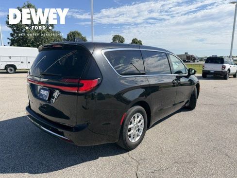 Used 2023 Chrysler Pacifica Touring-L FWD image 8