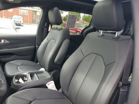 New 2027 Chrysler Pacifica Select FWD image 18